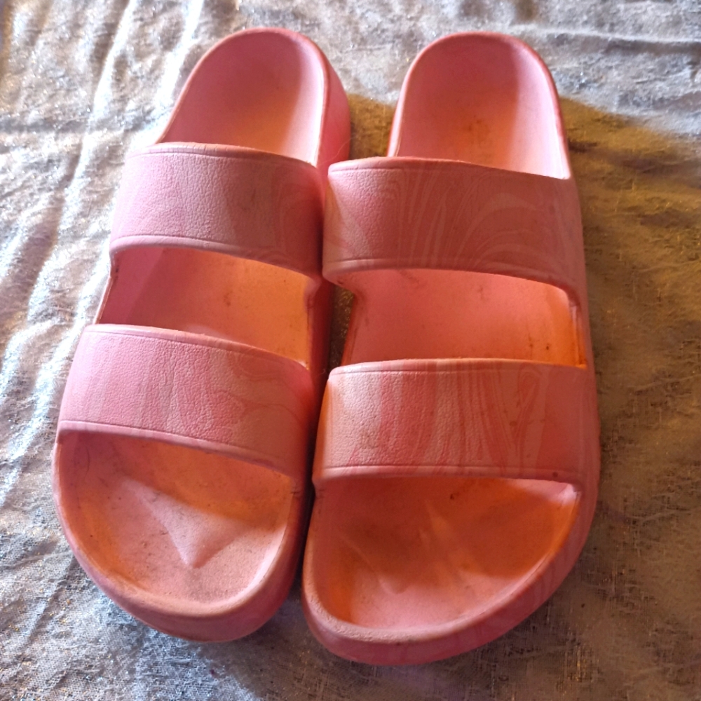 Old Navy sandals for a child size 1 to 2. Super cute like new shoes.
